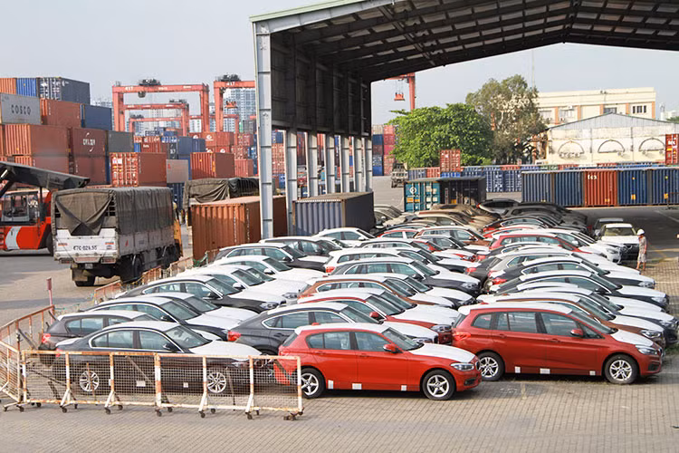 Vào hồi tháng 8/2018, Bộ Tài chính có dự thảo công văn báo cáo Thủ tướng xin ý kiến chỉ đạo về hướng xử lý đối với vụ việc vi phạm của Công ty CP ôtô Âu Châu (Euro Auto, doanh nghiệp nhập khẩu chính thức BMW ở Việt Nam trước năm 2018) đồng thời có công văn xin ý kiến Bộ Công thương về các thủ tục liên quan tới lô xe BMW nhập lậu về Việt Nam.