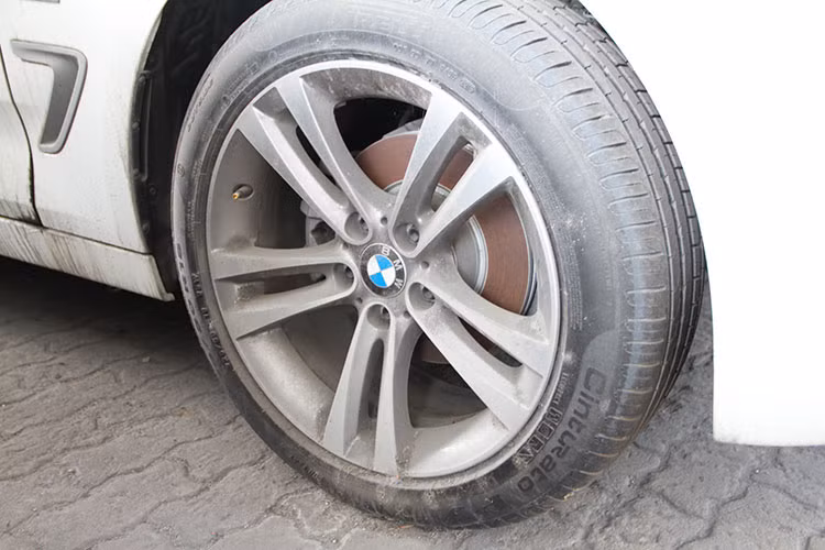 Với mức phạt từ 40 triệu đồng đến 80 triệu đồng; đồng thời tịch thu toàn bộ chứng từ, tài liệu giả do Công ty Cổ phần ôtô Âu Châu đã sử dụng để xuất trình làm thủ tục hải quan cho 133 xe nêu trên. Bộ Tài chính cũng nhận định theo quy định hiện hành, 133 xe ôtô nêu trên không đủ điều kiện để làm thủ tục nhập khẩu vào Việt Nam.