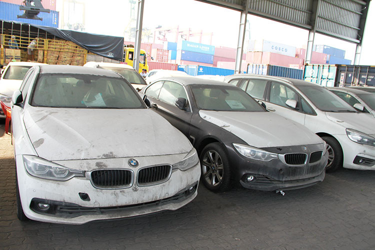 Lô xe sang BMW này được xác định là nhập khẩu về Việt Nam với giấy tờ giả. Cụ thể, công ty Euro Auto làm giả và sử dụng 133 invoice (bộ chứng từ bắt buộc phải nộp khi làm thủ tục hải quan), Packing list (bảng kê/phiếu chi tiết hàng hóa) giả để làm thủ tục hải quan nhập khẩu .