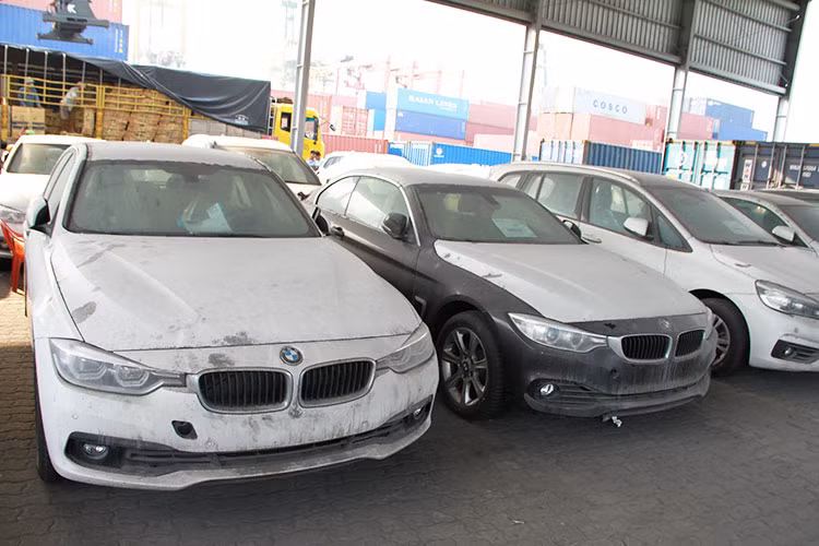 Lô xe sang BMW này được xác định là nhập khẩu về Việt Nam với giấy tờ giả. Cụ thể, công ty Euro Auto làm giả và sử dụng 133 invoice (bộ chứng từ bắt buộc phải nộp khi làm thủ tục hải quan), Packing list (bảng kê/phiếu chi tiết hàng hóa) giả để làm thủ tục hải quan nhập khẩu .
