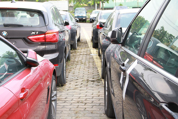 Theo nhân viên bảo vệ trông coi tại cảng này cho biết có người đã từng thấy chuột làm tổ bên trong các xe sang của Đức. Còn phía đại diện tại cảng Vict cho hay, hiện vẫn chưa có thời gian cụ thể để tái xuất nốt lô xe này. Bên cạnh đó, số tiền lưu kho cũng đã tăng lên khá nhiều so với hồi năm ngoái.