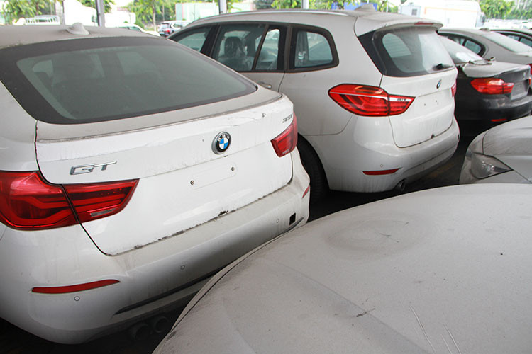 Với hành vi vi phạm liên quan đến việc làm giả và sử dụng chứng từ giả để xuất trình cho hải quan khi làm thủ tục nhập khẩu 133 xe này, Bộ Tài chính dự kiến xử phạt vi phạm hành chính đối với Euro Auto về hành vi “sử dụng chứng từ, tài liệu giả mạo, không hợp pháp, không đúng với thực tế hàng hóa xuất khẩu, nhập khẩu để khai, nộp, xuất trình cho cơ quan hải quan mà không phải là tội phạm”.