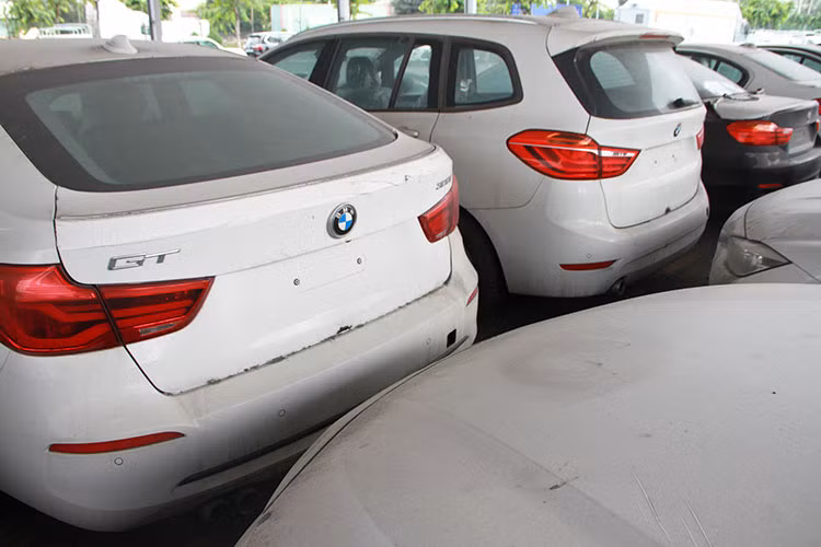 Với hành vi vi phạm liên quan đến việc làm giả và sử dụng chứng từ giả để xuất trình cho hải quan khi làm thủ tục nhập khẩu 133 xe này, Bộ Tài chính dự kiến xử phạt vi phạm hành chính đối với Euro Auto về hành vi “sử dụng chứng từ, tài liệu giả mạo, không hợp pháp, không đúng với thực tế hàng hóa xuất khẩu, nhập khẩu để khai, nộp, xuất trình cho cơ quan hải quan mà không phải là tội phạm”.