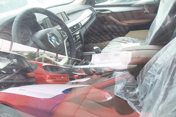 Theo quan sát, phần ngoại thất của lô xe này đang có dấu hiệu xuống cấp do quá trình phơi mưa, phơi nắng quá lâu và không được bảo dưỡng. Trái ngược với vẻ ngoài, phần nội thất của các xe BMW nằm tại đây trông còn khá mới và vẫn còn lớp nylon mới nguyên.