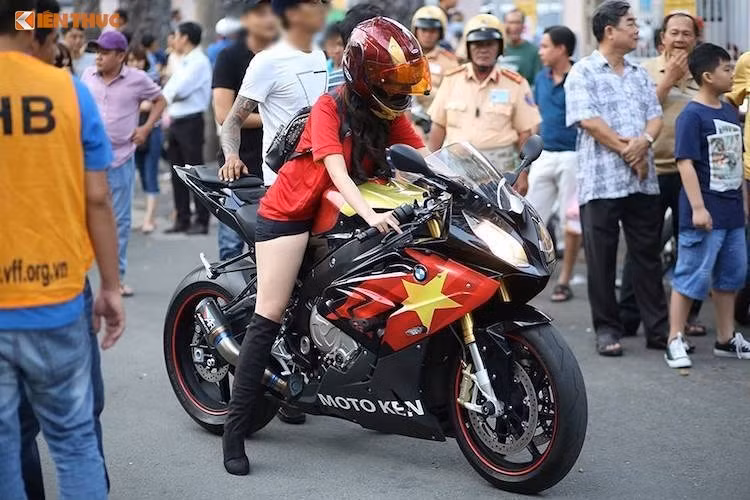 Tại thị trường Việt Nam, siêu môtô BMW S1000RR chính hãng được bán ra lần đầu tiên vào năm 2015, xe được nhập khẩu chính thức và được bán với 3 màu cùng mức giá khởi điểm 758 triệu đồng. Nó được đánh giá là đối thủ của Yamaha R1, Honda CBR1000RR, Kawasaki ZX-10R...