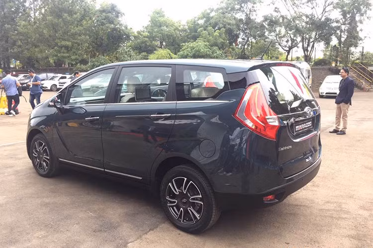 Mahindra đã trang bị cho tất cả các biến thể của Marazzo phiên bản mới này hệ thống phanh ABS với EBD, hệ thống hỗ trợ phanh, hai túi khí và ghế trẻ em Isofix. Các phiên bản hàng đầu M8 cũng nhận được một camera đậu xe phía sau và cảm biến đỗ xe.