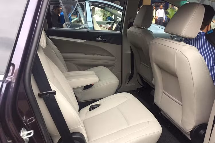 Phiên bản trung bình M6 được trang bị bánh xe hợp kim 16 inch, đèn pha chiếu với chức năng theo dõi, đèn sương mù phía trước và phía sau, khóa thông minh, hệ thống thông tin giải trí với màn hình cảm ứng 7.0 inch và âm thanh được điều khiển bằng tay lái.