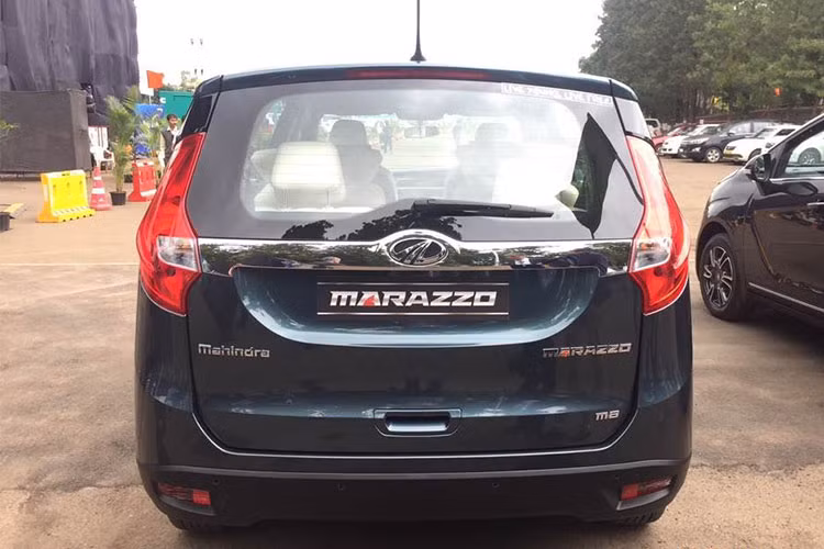 Về mặt tính năng, bản Mahindra Marazzo M2 với mức giá rẻ hơn sẽ có sẵn với lỗ thông hơi AC cho tất cả ba hàng ghế, cửa sổ điện và khóa trung tâm.
