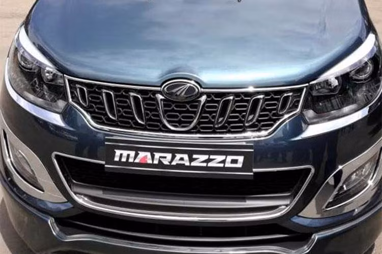 Mẫu xe MPV Mahindra Marazzo mới này được trang bị lưới tản nhiệt lấy cảm hứng từ hình ảnh cá mập, trong khi hệ thống DRLs LED và bánh xe hợp kim màu đen 17-inch có mặt trên bản cao cấp nhất.
