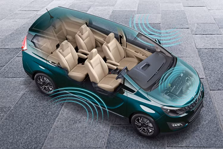 Dưới nắp ca-pô của Marazzo là động cơ turbo-diesel 1.5 lít, bốn xi-lanh mới của Mahindra, tạo ra mô-men xoắn cực đại 121hp và 300Nm. Đầu ra được gửi đến các bánh trước thông qua hộp số tay 6 cấp. Ngoài ra, xe còn sở hữu tùy chọn động cơ xăng (với hộp số tay và tự động).