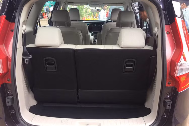 Phiên bản cao cấp nhất là Mahindra Marazzo M8 được bổ sung LED DRLs và bánh xe hợp kim 17 inch, hệ thống thông tin giải trí có khả năng tương thích với Android Auto, cho phép nhận dạng bằng giọng nói, điều khiển khí hậu tự động, kiểm soát hành trình và gương gấp cánh.