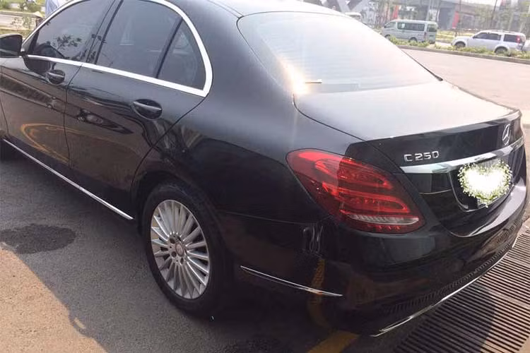 Mới đây trên thị trường xe cũ, một chủ xe tại Hà Nội sau khi sử dụng được hơn 2 năm đã quyết định rao bán lại cho người có nhu cầu sử dụng chiếc Mercedes-Benz C250 Exclusive màu đen. Được biết, chiếc xe này đã lăn bánh hơn 20.000km, sản xuất và đăng kí lần đầu vào năm 2015.