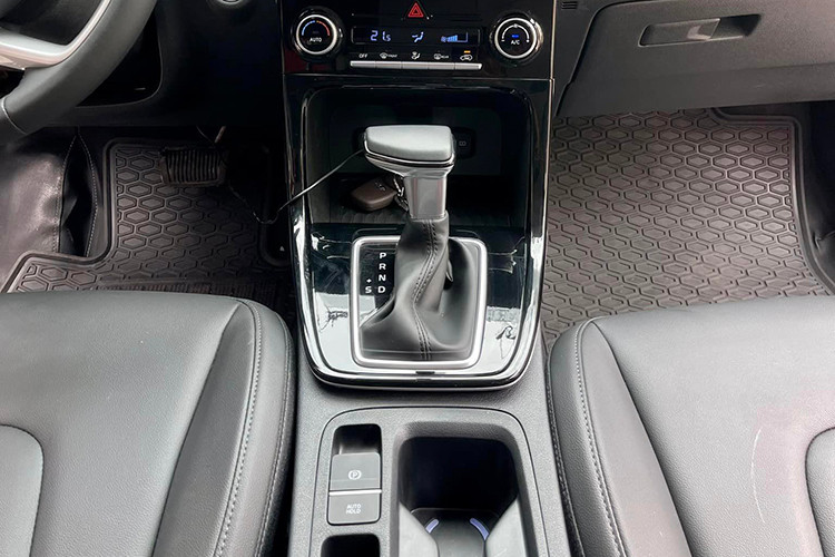 Ngay cả khi đại lý sẵn xe giao ngay thì người mua cũng phải đợi tới khi hoàn thành việc đăng ký, ra biển mới được phép sử dụng đường dài. Trong khi đó, người mua xe lướt có thể đưa xe về sử dụng ngay sau khi đã ký hợp đồng mua bán và thanh toán đủ tiền cho người bán.