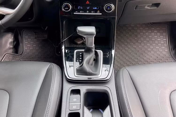 Ngay cả khi đại lý sẵn xe giao ngay thì người mua cũng phải đợi tới khi hoàn thành việc đăng ký, ra biển mới được phép sử dụng đường dài. Trong khi đó, người mua xe lướt có thể đưa xe về sử dụng ngay sau khi đã ký hợp đồng mua bán và thanh toán đủ tiền cho người bán.