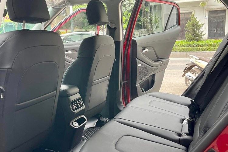 Lấy ngay giá bán của chiếc Hyundai Custin trong bài để so sánh, xe mới đang có giá 900 triệu đồng và chiếc xe lướt đang được chào bán với giá 9xx triệu đồng. Mua xe mới, ngoài số tiền 900 triệu giao cho đại lý, bạn phải chi thêm khoảng 100-142 triệu đồng cho phí lăn bánh.