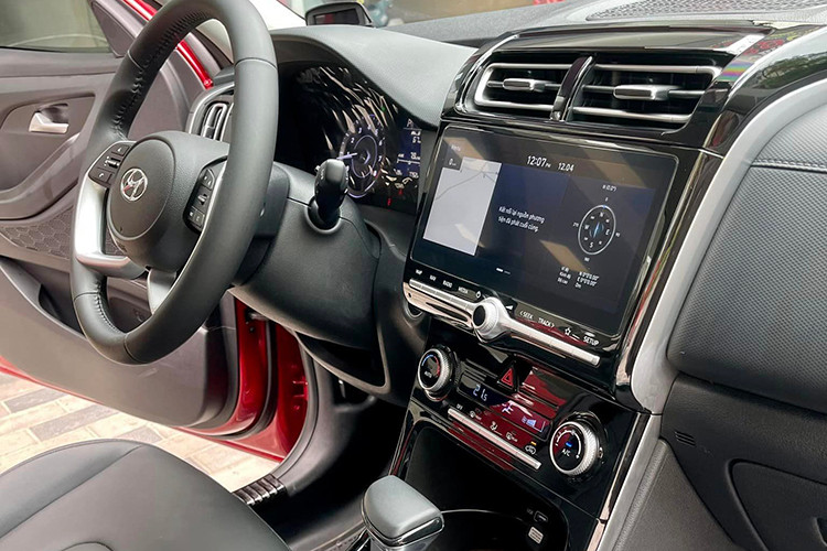 Trong khi mua xe Hyundai Custin cũ, bạn không mất khoản phí xe mới lăn bánh mà chỉ mất chi phí sang tên đổi chủ (khoảng 2% lệ phí trước bạ và phí cấp đổi biển). Đôi khi, bạn có thể thương lượng để chủ cũ giảm thêm giá bán, ra lộc và bao trọn gói phí sang tên, đổi chủ.