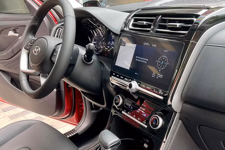 Trong khi mua xe Hyundai Custin cũ, bạn không mất khoản phí xe mới lăn bánh mà chỉ mất chi phí sang tên đổi chủ (khoảng 2% lệ phí trước bạ và phí cấp đổi biển). Đôi khi, bạn có thể thương lượng để chủ cũ giảm thêm giá bán, ra lộc và bao trọn gói phí sang tên, đổi chủ.