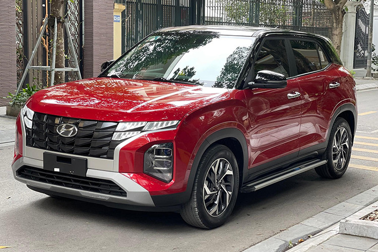 Hiện tại, giá xe Hyundai Custin bản 2.0T-GDi cao cấp niêm yết ở mức 999 triệu đồng. Cộng thêm chi phí đăng ký, ra biển, người mua phải chi khoản tiền khoảng 1,102 - 1,141 tỷ đồng, tùy theo từng khu vực. Như vậy, mức giá mà chủ xe đưa ra khá hấp dẫn đối với một chiếc xe "lướt" đã hoàn thành đăng ký, ra biển và mới chỉ lăn bánh quãng đường rất ngắn.