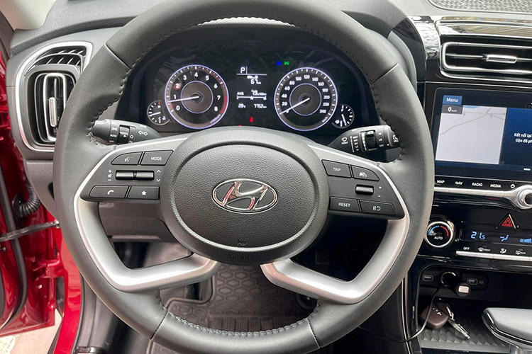 Nếu chỉ nhìn vào giá trao tay, đa số chúng ta sẽ thiên về mẫu xe đang trưng bày tại đại lý. Cảm giác được "bóc tem" và trở thành chủ nhân đầu tiên của chiếc xe mới toanh mang đến sự hạnh phúc, tự hào. Thế nhưng, những người có kinh nghiệm mua bán ôtô lại có cái nhìn hoàn toàn khác.