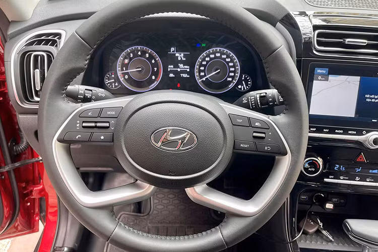 Nếu chỉ nhìn vào giá trao tay, đa số chúng ta sẽ thiên về mẫu xe đang trưng bày tại đại lý. Cảm giác được "bóc tem" và trở thành chủ nhân đầu tiên của chiếc xe mới toanh mang đến sự hạnh phúc, tự hào. Thế nhưng, những người có kinh nghiệm mua bán ôtô lại có cái nhìn hoàn toàn khác.