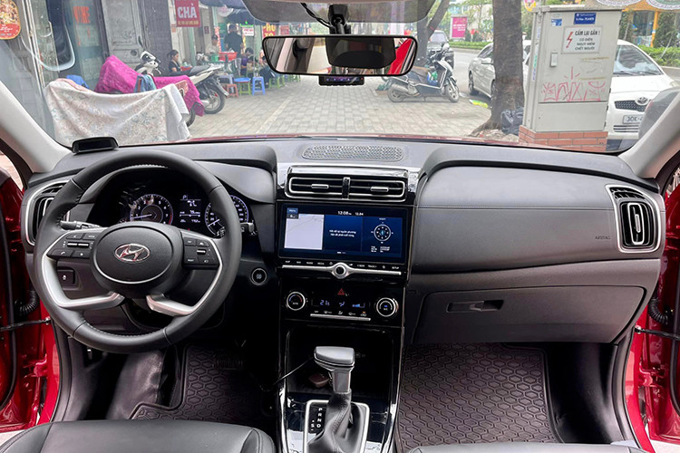 Cũng có đại lý chào bán Hyundai Custin VIN 2023 bản 2.0 Cao Cấp với giá 900 triệu đồng, tương đương mức giảm 99 triệu triệu đồng. Kéo giá xe mới giảm về mức thấp hơn xe cũ khiến nhiều người phân vân.