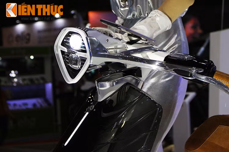 Siêu xe tay ga này được thiết kế với cảm hứng từ hình tượng những bước đi sang trọng, quý phái của người phụ nữ sải bước trên sàn diễn thời trang. Do đó, thân xe mang nhiều đường nét vuốt cong mềm mại.