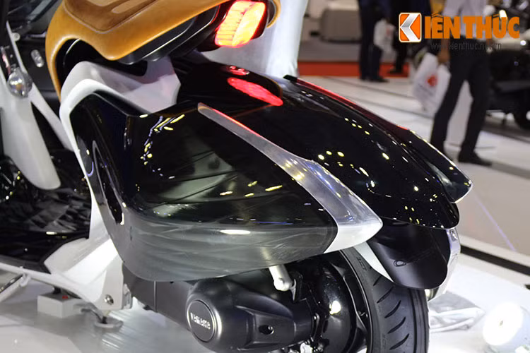 Hệ khung sườn của của mẫu xe ý tưởng này được bao phủ bởi dàn vỏ có thể nhìn xuyên thấu các kết cấu bên trong cực kỳ độc đáo.