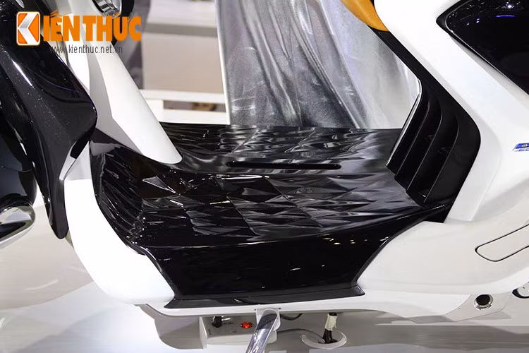 Sàn để chân của xe cũng được thiết kế chau chuốt, hoàn toàn khác biết với các mẫu xe tay ga từng có mặt trên thị trường. Nó được thiết kế mang đậm hình bóng của thời trang, quý phái.