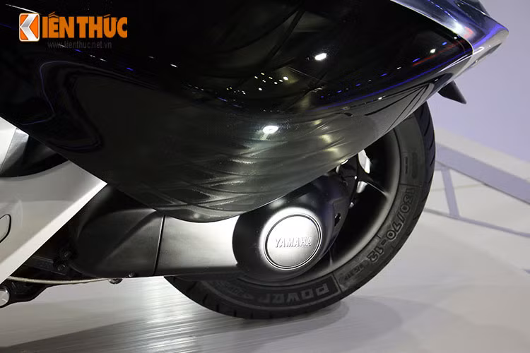 Một điểm rất đặc biệt trên Yamaha 04Gen là lớp sơn 3D với cảm hứng từ bộ lông vũ của những chú thiên nga. Lớp sơn đặc biệt tạo cảm giác như thân xe được chạm khắc nổi.