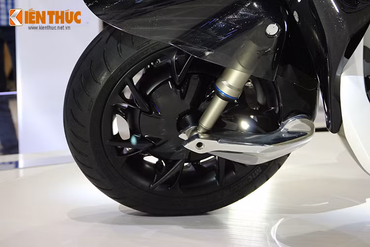 Theo chia sẻ của đại diện Yamaha, trong thời gian tới khi mẫu xe 04Gen được tiếp tục phát triển - hệ thống bánh trước của xe có thể sẽ được gắn thêm động cơ điện để vận hành trong trường hợp cần thiết.