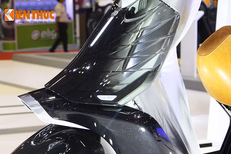 Ngoài lớp sơn 3D được thiết kế, cụm đồng hồ hiển thị của mẫu xe concept này cũng được gắn lên một chiếc smartphone khiến nó cá tính hơn.