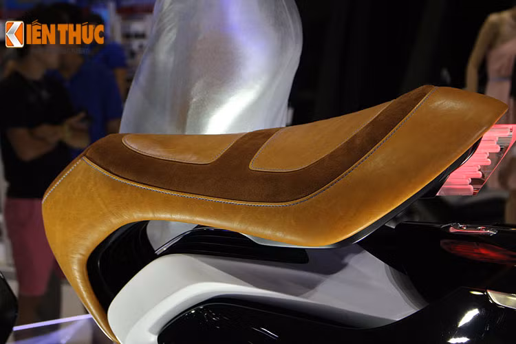 Lấy cảm hứng từ chủ đề RUN-WAY, gợi hình ảnh người phụ nữ sải bước với phong thái sang trọng, kiều diễm, thiết kế bên ngoài của 04GEN được hãng xe Yamaha mang vào nhiều đường nét mang tính tương lai.