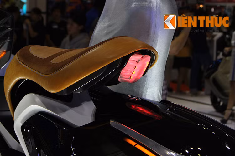 Dàn vỏ phía đuôi xe có thể mở sang hai bên như những đôi cánh, đây được xem là một trong những chi tiết độc đáo của Yamaha 04Gen.