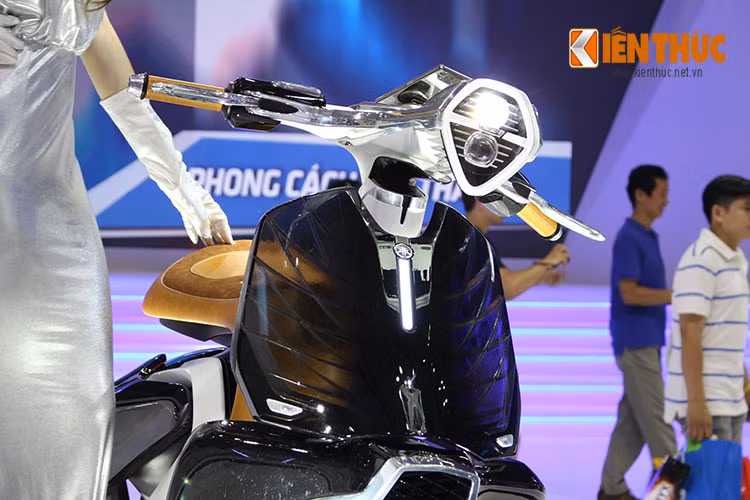 Hệ thống đèn của 04Gen được thiết kế hoàn toàn với công nghệ LED hiện đại. Ngoài chất liệu nhựa, kim loại, Yamaha còn sử dụng chất liệu da cao cấp trên một số bộ phận như tay nắm, yên xe...