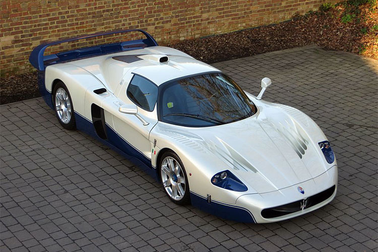Maserati MC12 của Neymar được phát triển từ siêu xe Ferrari Enzo, xe được trang bị động cơ V12, sản sinh công suất tối đa 630 mã lực và mô-men xoắn cực đại 650 Nm. Sức mạnh từ động cơ được truyền tới bánh sau thông qua hộp số bán tự động sáu cấp, nhờ đó, Maserati MC12 có thể tăng tốc từ 0-100 km/h chỉ trong 3,8 giây, tốc độ tối đa 330 km/h.