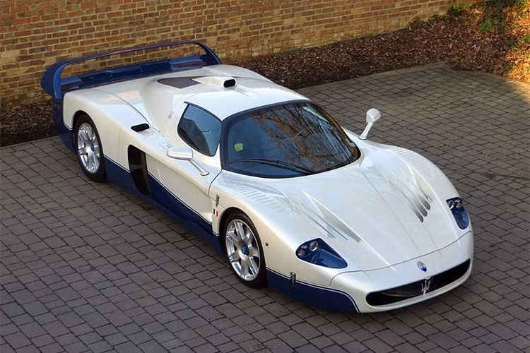 Maserati MC12 của Neymar được phát triển từ siêu xe Ferrari Enzo, xe được trang bị động cơ V12, sản sinh công suất tối đa 630 mã lực và mô-men xoắn cực đại 650 Nm. Sức mạnh từ động cơ được truyền tới bánh sau thông qua hộp số bán tự động sáu cấp, nhờ đó, Maserati MC12 có thể tăng tốc từ 0-100 km/h chỉ trong 3,8 giây, tốc độ tối đa 330 km/h.