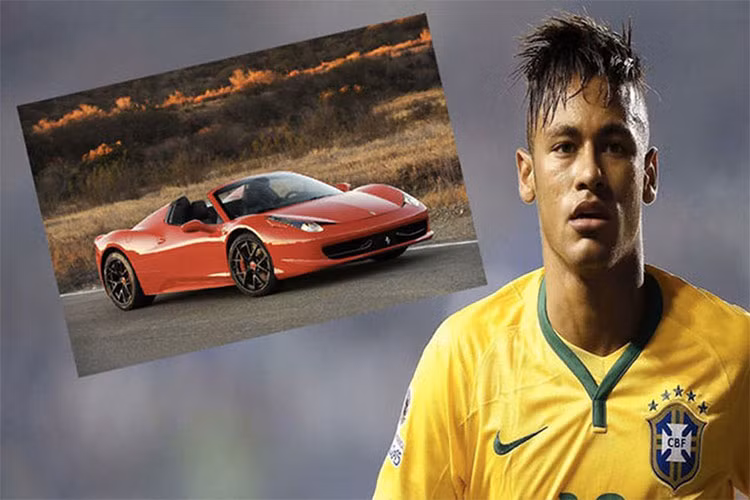 Ferrari 458 Spider của Neymar được đánh giá là một chiếc siêu xe mui trần tuyệt đẹp và có giá bán gần 300.000 USD. Đáng tiếc, vào 2016 khi đang lái xe đến sân tập trước trận đấu giữa Barcelona và Real Sociedad, cầu thủ này đã gây ra vụ tai nạn và khiến siêu xe bị hư hỏng đáng kể.