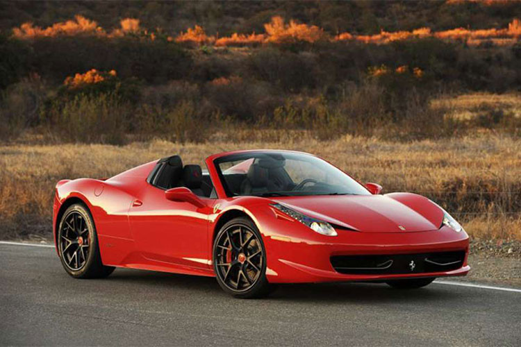 Ferrari 458 Spider được trang bị động cơ V8, dung tích 4,5 lít, sản sinh công suất tối đa 562 mã lực tại vòng tua máy 9.000 vòng/phút và mô-men xoắn cực đại 540 Nm tại vòng tua máy 6.000 vòng/phút. Kết hợp với hộp số ly hợp kép 7 cấp, động cơ cho phép Ferrari 458 Spider tăng tốc từ 0-100 km/h trong 3,4 giây trước khi đạt vận tốc tối đa 319 km/h.