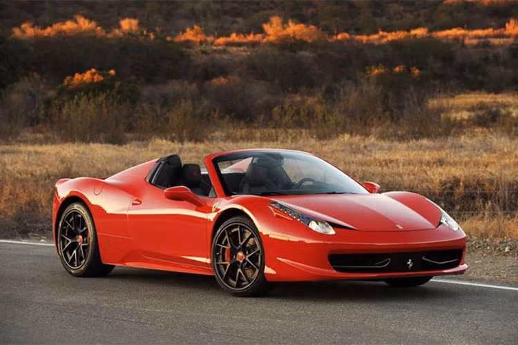 Ferrari 458 Spider được trang bị động cơ V8, dung tích 4,5 lít, sản sinh công suất tối đa 562 mã lực tại vòng tua máy 9.000 vòng/phút và mô-men xoắn cực đại 540 Nm tại vòng tua máy 6.000 vòng/phút. Kết hợp với hộp số ly hợp kép 7 cấp, động cơ cho phép Ferrari 458 Spider tăng tốc từ 0-100 km/h trong 3,4 giây trước khi đạt vận tốc tối đa 319 km/h.