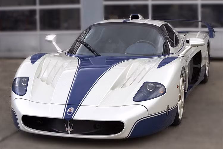 Thậm chí, trên thị trường mua bán siêu xe cũ, một chiếc Maserati MC12 "hàng lướt" sẽ có giá không dưới 1,2 triệu USD. Sở dĩ siêu xe này bị "làm giá" chính là việc chỉ có 50 chiếc Maserati MC12 được sản xuất và đây được xem như mẫu siêu xe đua trên đường phố.