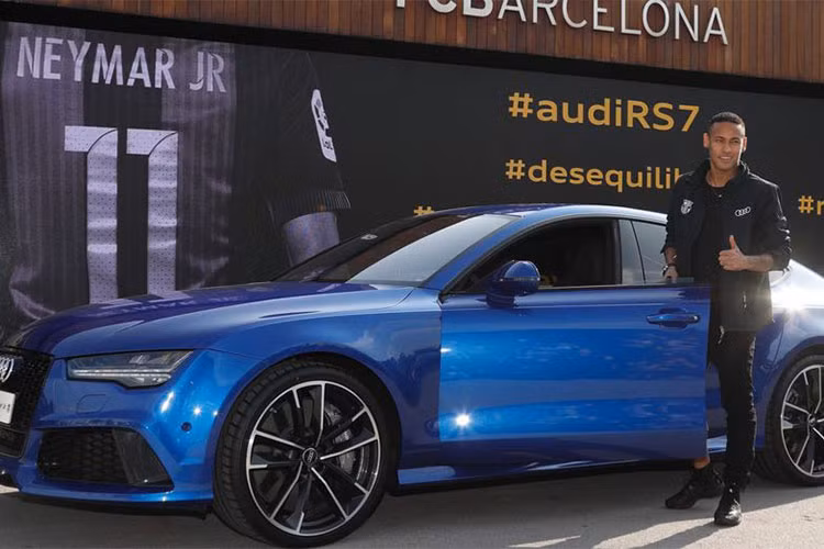 Ngoài các mẫu siêu xe đắt tiền "hàng khủng", tiền đạo con cưng của đội tuyển Braxin còn sở hữu nhiều mẫu xe sang như Porsche Panamera hay nhà tài trợ Audi cũng đã tặng cho cầu thủ này 1 chiếc RS7 Sportback Performance 4.0 TFSI Tiptronic Quattro và Q5 3.0 TDI. Volkswagen Touareg cũng từng được Neymar sử dụng trong thời gian ngắn.