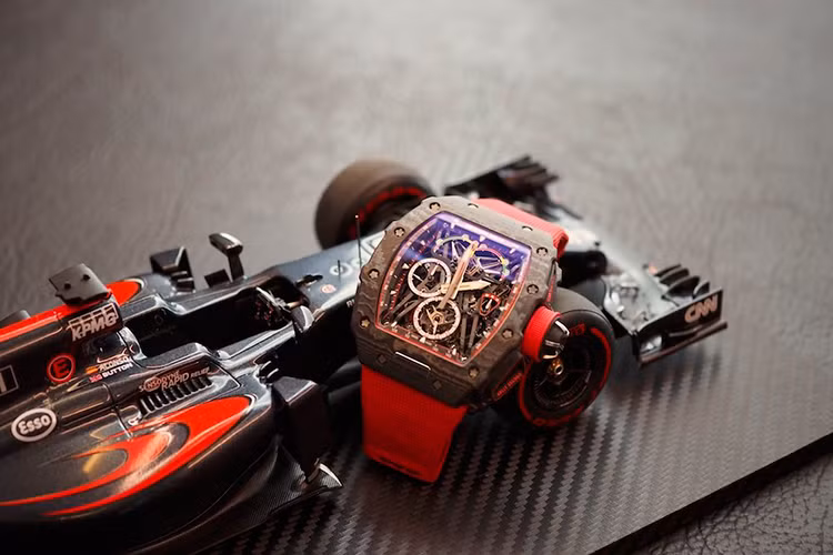 Khi TAG Heuer rời McLaren hơn một năm trước đây để hợp tác với đội đua Red Bull Racing sau một quãng thời gian dài hợp tác kể từ những năm 1980, hãng xe nước Anh đã hợp tác với một nhà sản xuất đồng hồ lừng danh khác đến từ Thụy Sĩ mang tên Richard Mille với nhãn hiệu đồng hồ siêu xe McLaren F1 hoàn toàn mới.