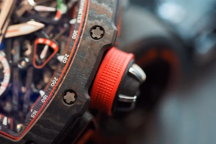 Chiếc siêu đồng hồ RM 50-03 McLaren F1 phiên bản hoàn toàn mới này được thương hiệu Richard Mille tự sản xuất hoàn toàn mà không cần sự hỗ trợ của một bên thứ 2, với các chi tiết được làm tinh xảo, chắc chắn và vô cùng tỉ mỉ, cẩn thận.