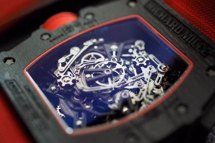 Sản phẩm hợp tác đầu tiên giữa 2 hãng cũng là sản phẩm có mức giá giật mình mang tên RM 50-03 Tourbillon Split Seconds Chronograph Ultralight McLaren F1 với thiết kế đậm chất tương lai nhưng không quên đi sự hoài cổ cũng như những công nghệ cả hiện đại cả truyền thống.