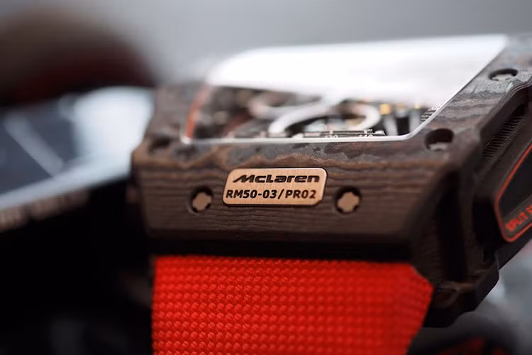 Với các chi tiết bánh răng được làm bằng vàng nguyên chất, kim làm bằng vật liệu carbon và titan, mặt kính chống xước chịu va đập làm từ đá pha lê và toàn bộ thân vỏ được làm từ graphene siêu nhẹ phối màu đen đỏ với nút bấm và núm vặn làm từ vật liệu carbon-titan cao cấp và chính xác.