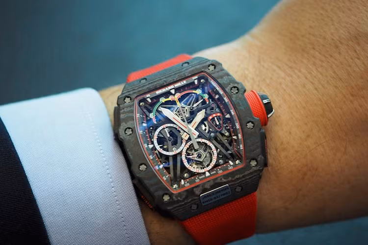 Ngoài ra, các chủ sở hữu những chiếc đồng hồ đặc biệt này cũng sẽ được tặng kèm một mô hình tỉ lệ 1:5 của chiếc xe đua công thức 1 McLaren-Honda MP4-32 mà 2 tay lái Fernando Alonso và Stoffel Vandoorne sẽ sử dụng trong mùa giải F1 2017 tới.