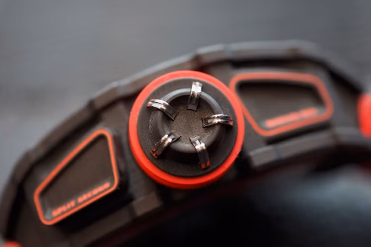 Chiếc đồng hồ sử dụng cơ chế automatic với sự hỗ trợ của dây cót với bộ tích trữ động năng lên tới 70 giờ, gấp hơn 3 lần so với đồng hồ Automatic hiện tại trong khi toàn bộ cơ chế hoạt động chỉ nặng đúng 7 gram - cơ cấu chronograph cơ học nhẹ nhất từng chế tạo, và toàn bộ khối lượng đồng hồ chỉ 40 gram.