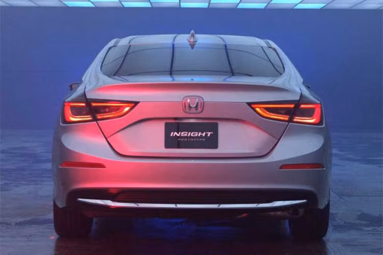 Bên hông, gương chiếu sáng tích hợp đèn báo rẽ có thiết kế có nhiều đường nét hơn (có vẻ sẽ phù hợp với các mẫu xe lớn như Civic hay Accord hay City), bắt đầu cho một loạt các đường gân tao hình khối kể cả trên cánh của và nẹp cửa. Đặc biệt, thiết kế đuôi xe kiểu fastback khiến chiếc xe vẫn giữ được dáng vẻ thể thao và năng động.