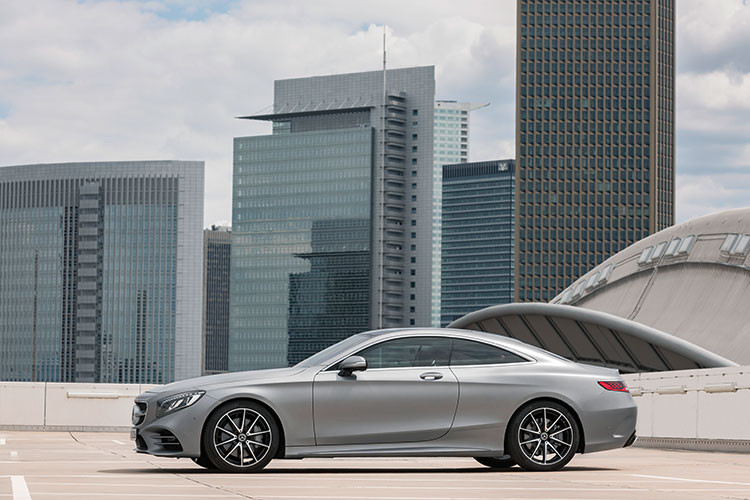 Thiết kế tổng thể của Mercedes-Benz S450 4Matic Coupe 2018 mới sẽ không khác biệt nhiều so với đời trước, vẫn là kích thước dài x rộng x cao lần lượt là 5.032 x 1.899 x 1.411 mm, chiều dài cơ sở 2.945 mm.