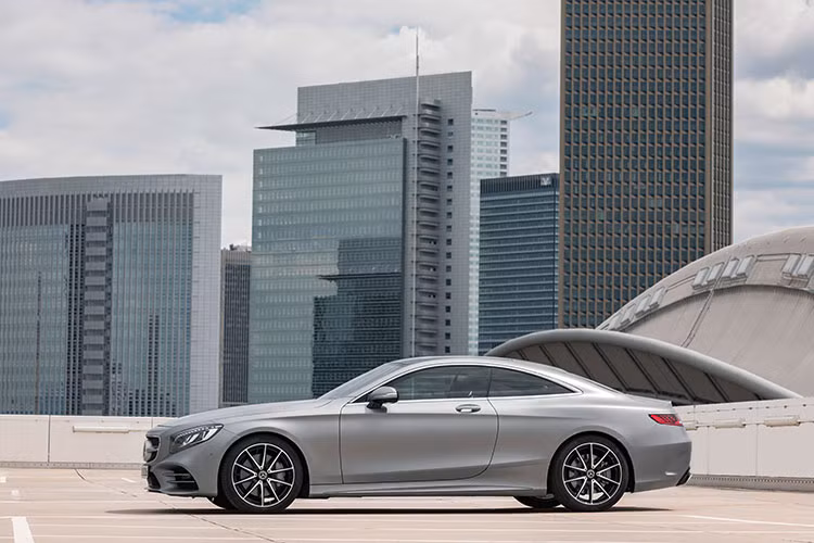 Thiết kế tổng thể của Mercedes-Benz S450 4Matic Coupe 2018 mới sẽ không khác biệt nhiều so với đời trước, vẫn là kích thước dài x rộng x cao lần lượt là 5.032 x 1.899 x 1.411 mm, chiều dài cơ sở 2.945 mm.